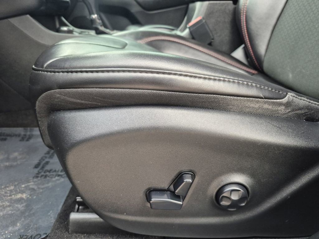 Used 2019 Jeep Cherokee Trailhawk w/ Cold Weather Group image 12