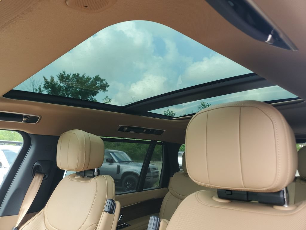 New 2026 Land Rover Range Rover Long Wheelbase SE AWD/4WD image 11
