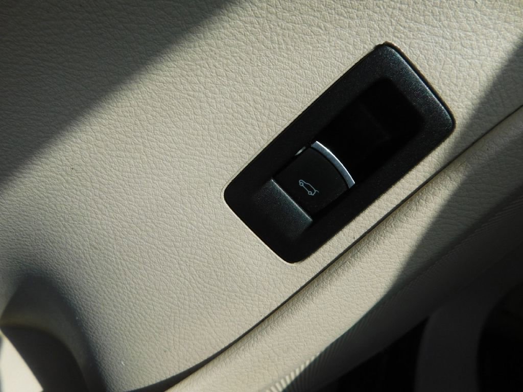 Used 2013 Volkswagen Touareg Sport image 33