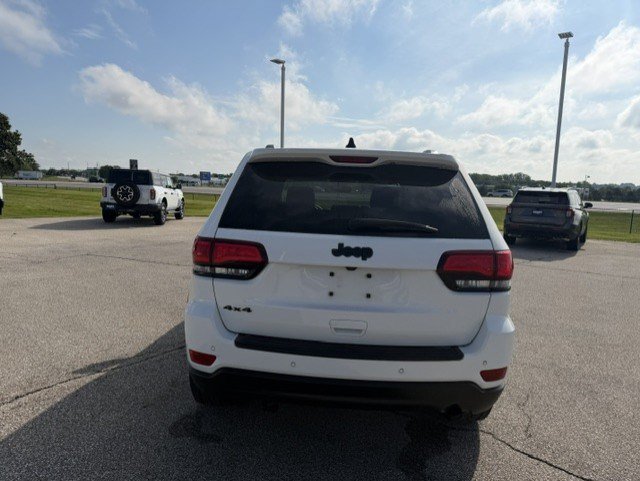 Used 2019 Jeep Grand Cherokee Laredo AWD/4WD image 8