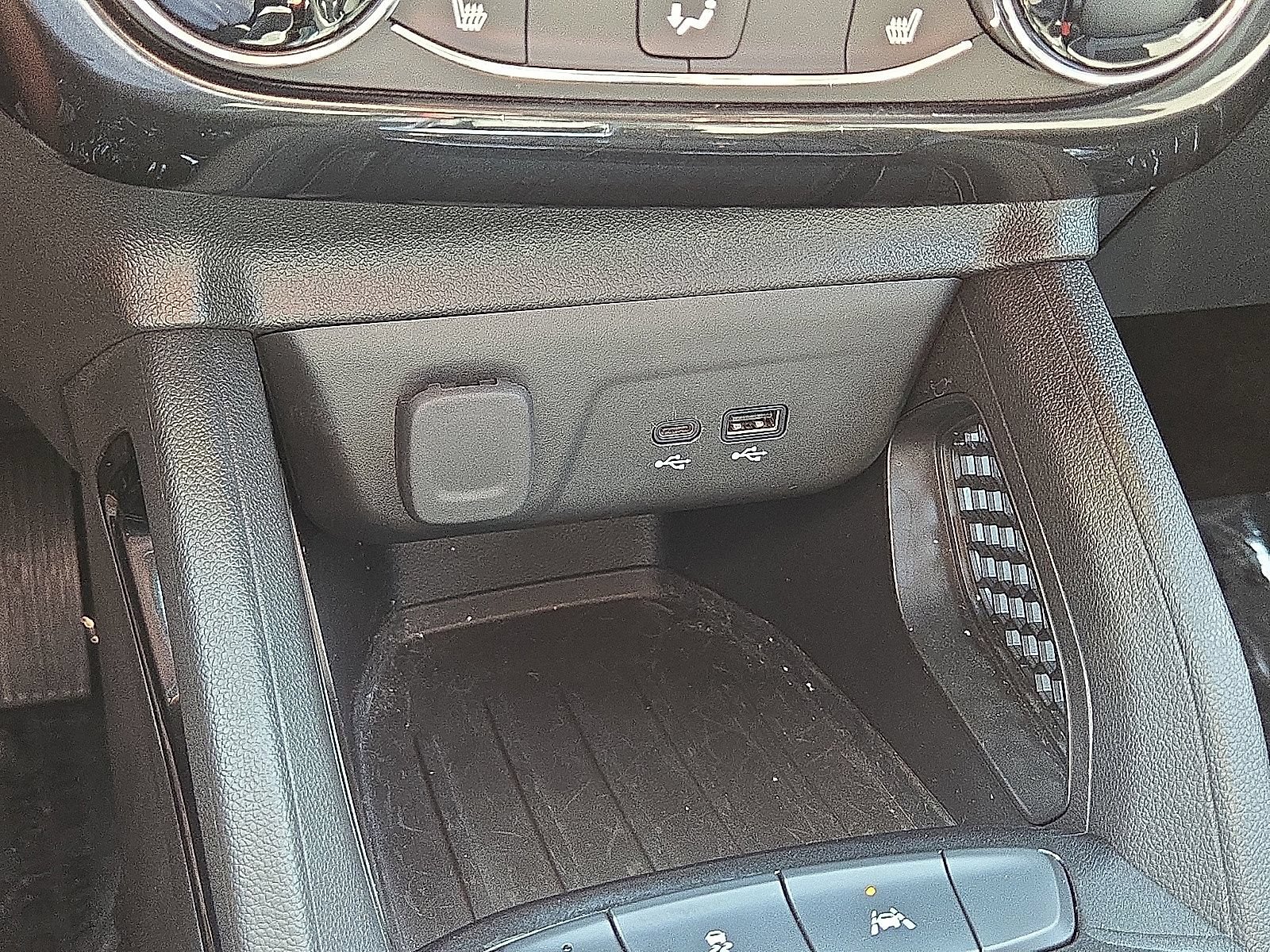 Used 2025 Chevrolet TrailBlazer LT w/ LT Cold Weather Package FWD image 29