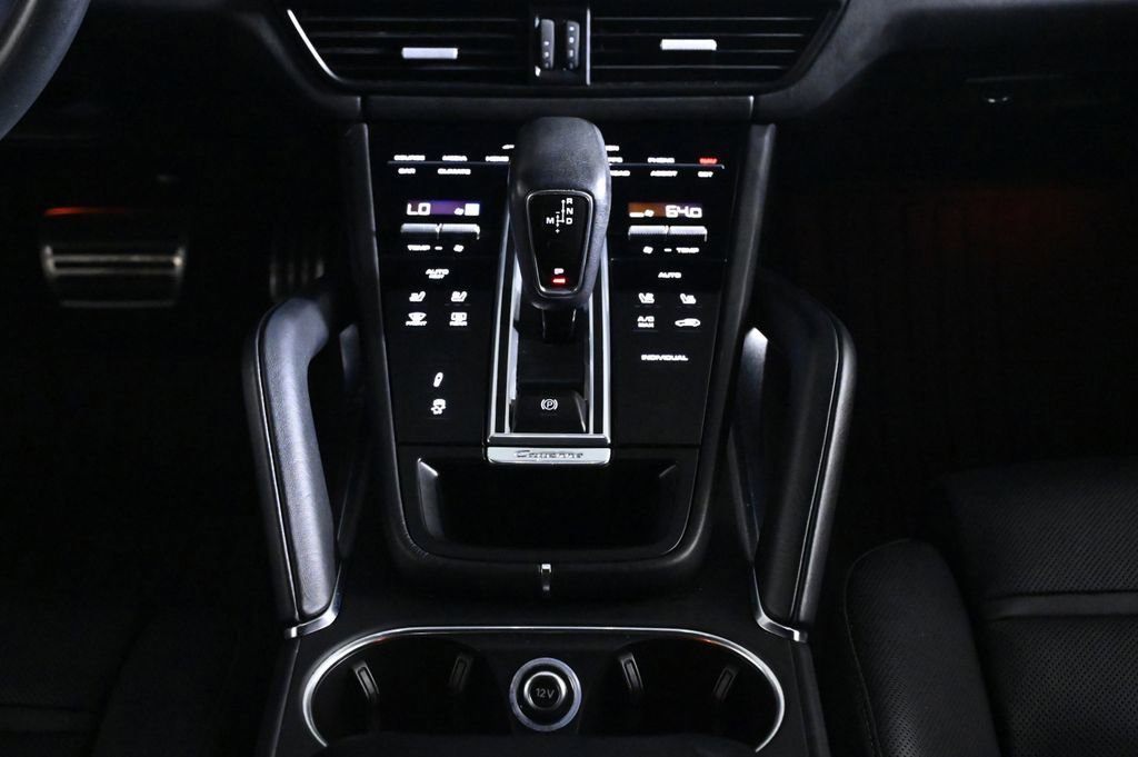 Certified 2022 Porsche Cayenne Turbo S AWD/4WD image 16