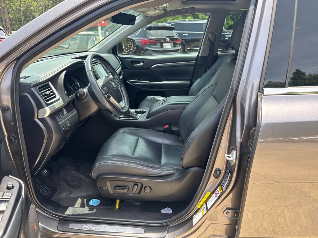 Used 2018 Toyota Highlander Limited FWD image 16