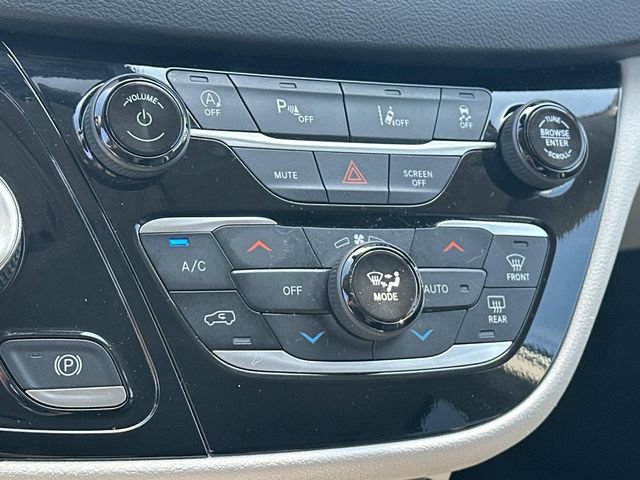 Used 2024 Chrysler Pacifica Touring-L FWD image 26