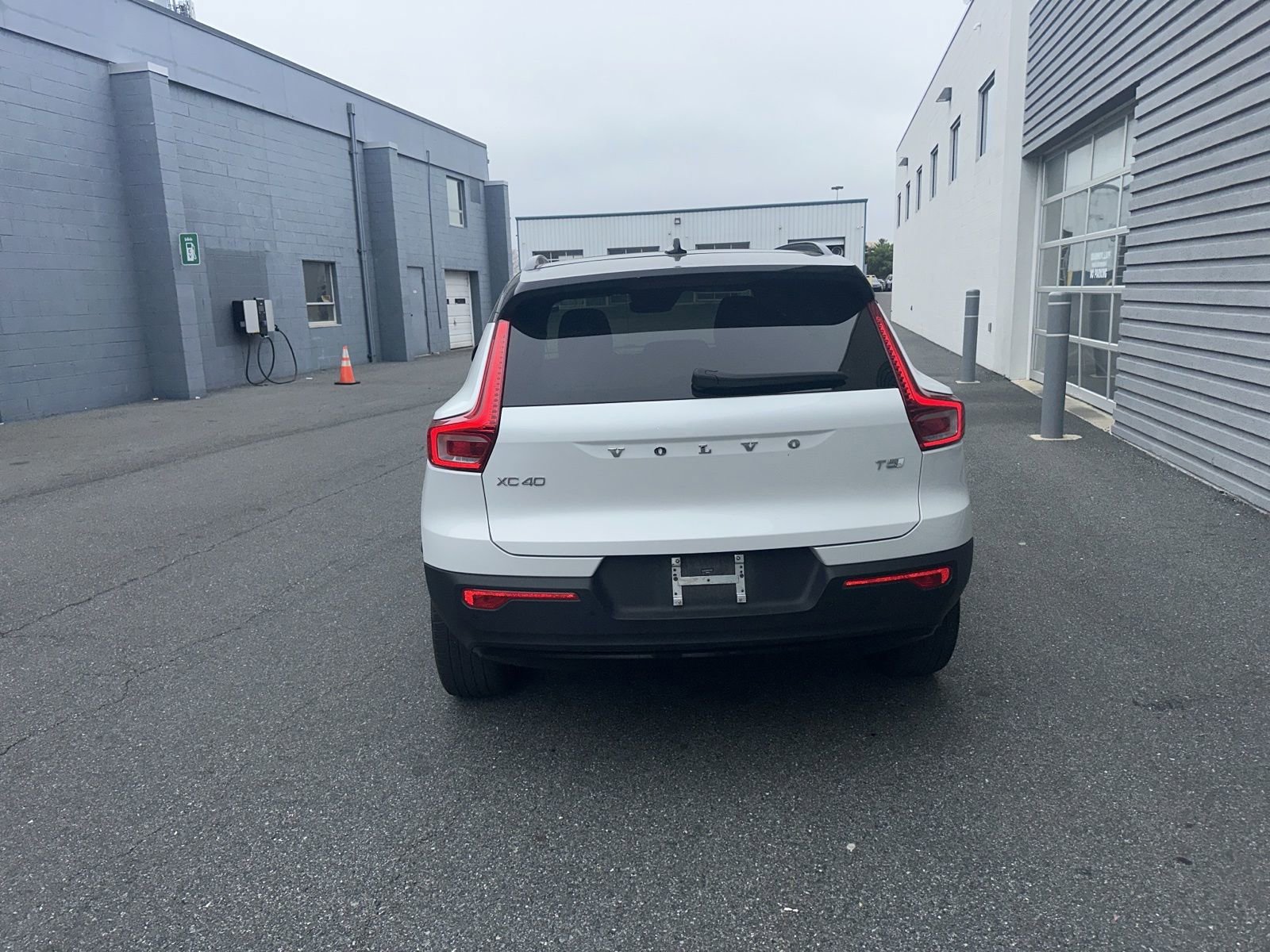 Used 2021 Volvo XC40 T5 R-Design w/ Advanced Package image 4