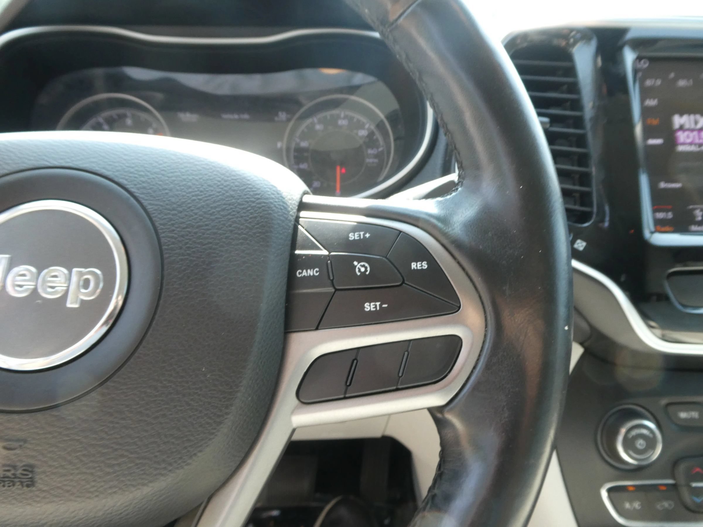 Used 2019 Jeep Cherokee Limited FWD image 19