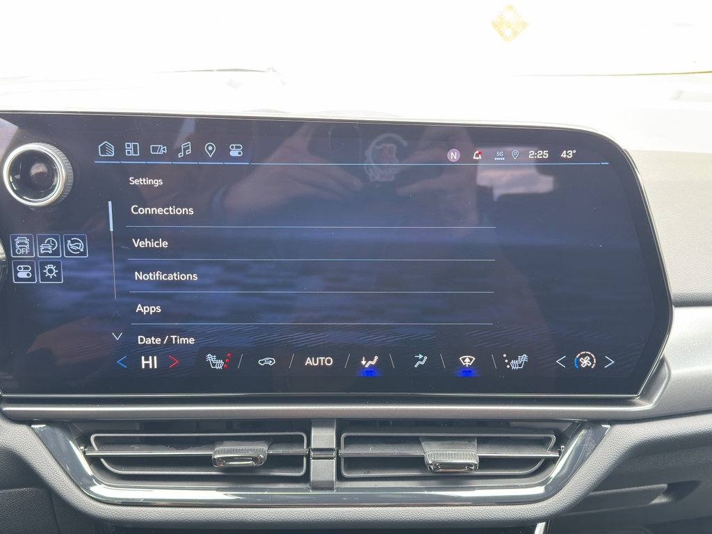 Used 2024 Chevrolet Equinox EV RS FWD image 24