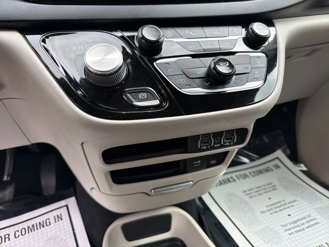 Used 2022 Chrysler Pacifica Touring-L FWD image 23