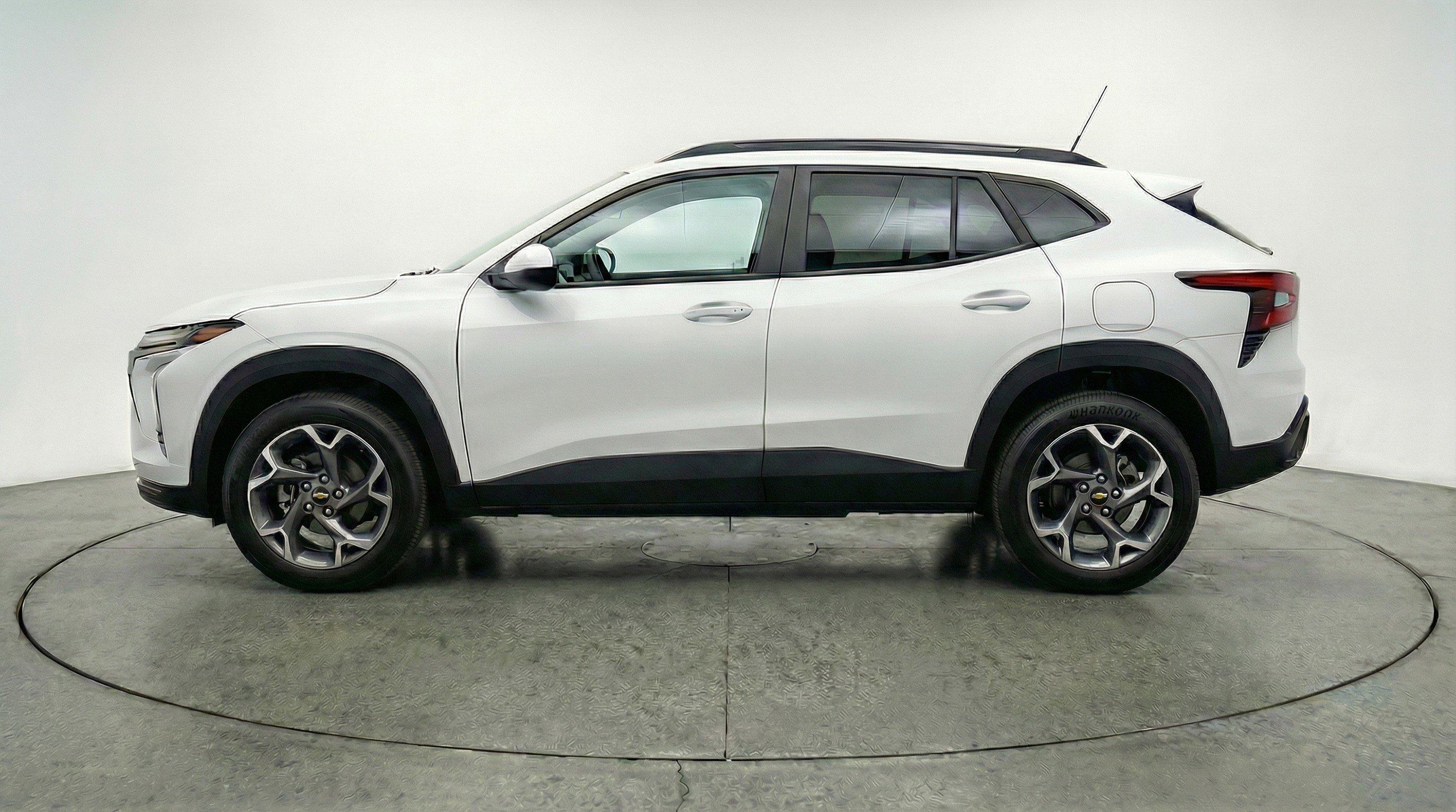 Used 2025 Chevrolet Trax LT w/ LT Convenience Package FWD image 5