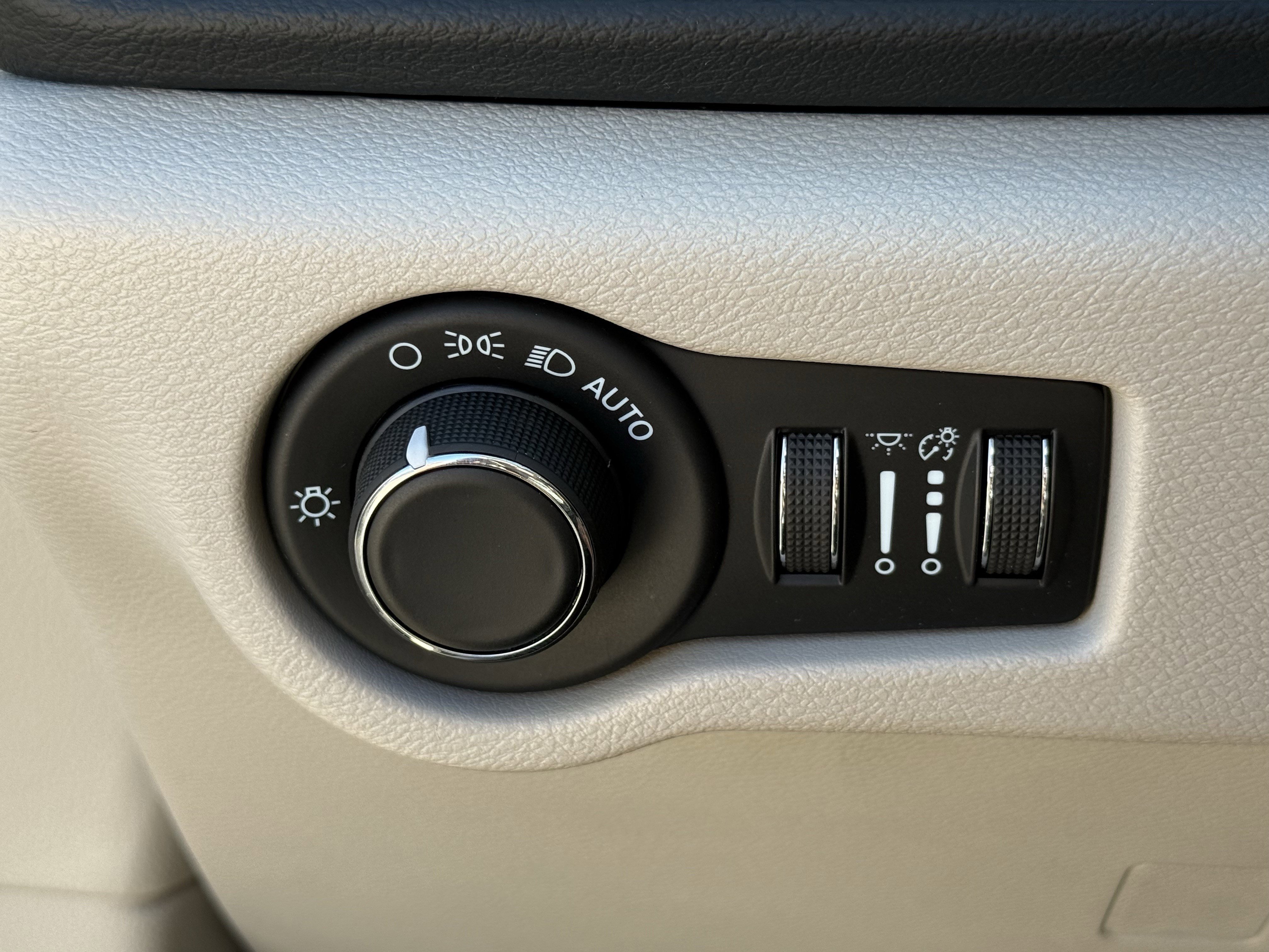 Used 2022 Chrysler Voyager LX image 25