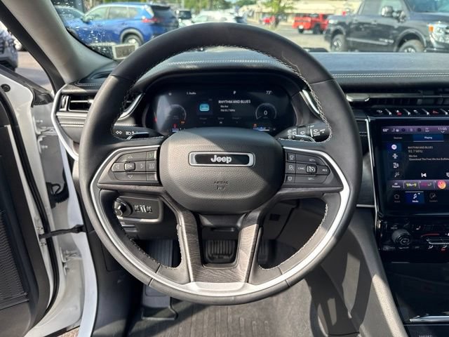 Used 2023 Jeep Grand Cherokee Limited w/ Black Appearance Package AWD/4WD image 13
