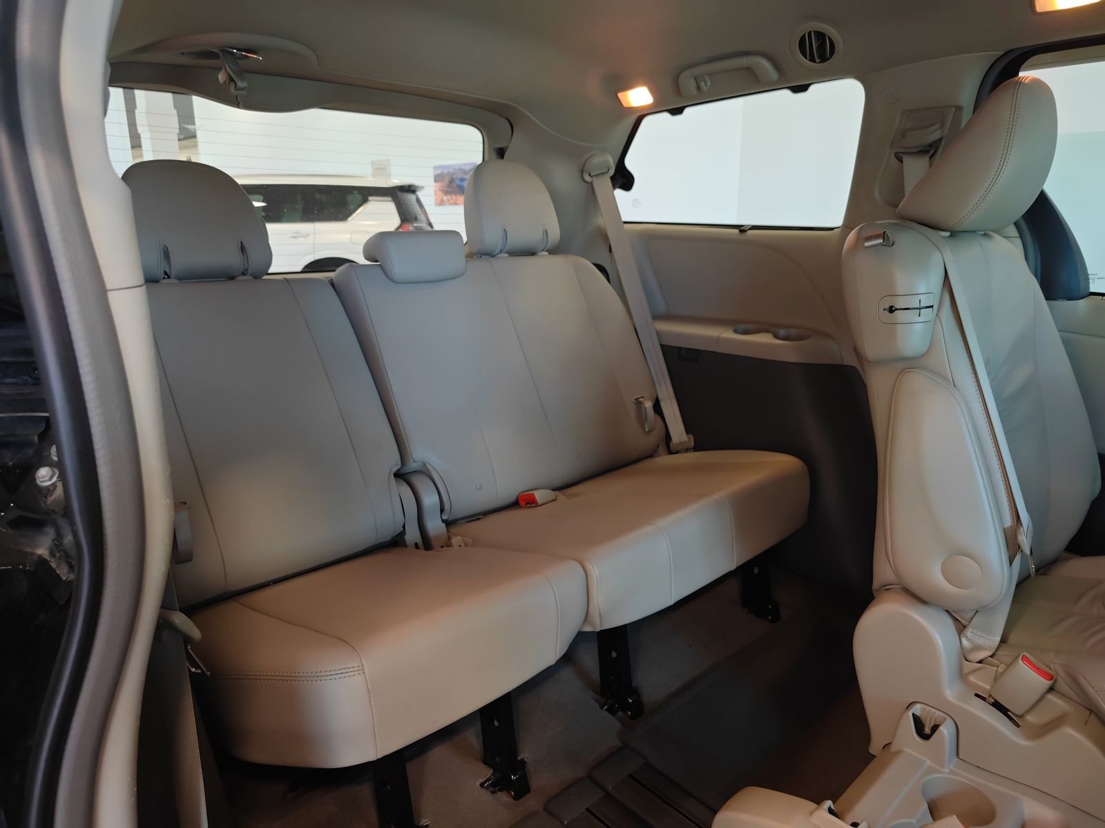 Used 2011 Toyota Sienna XLE FWD image 17