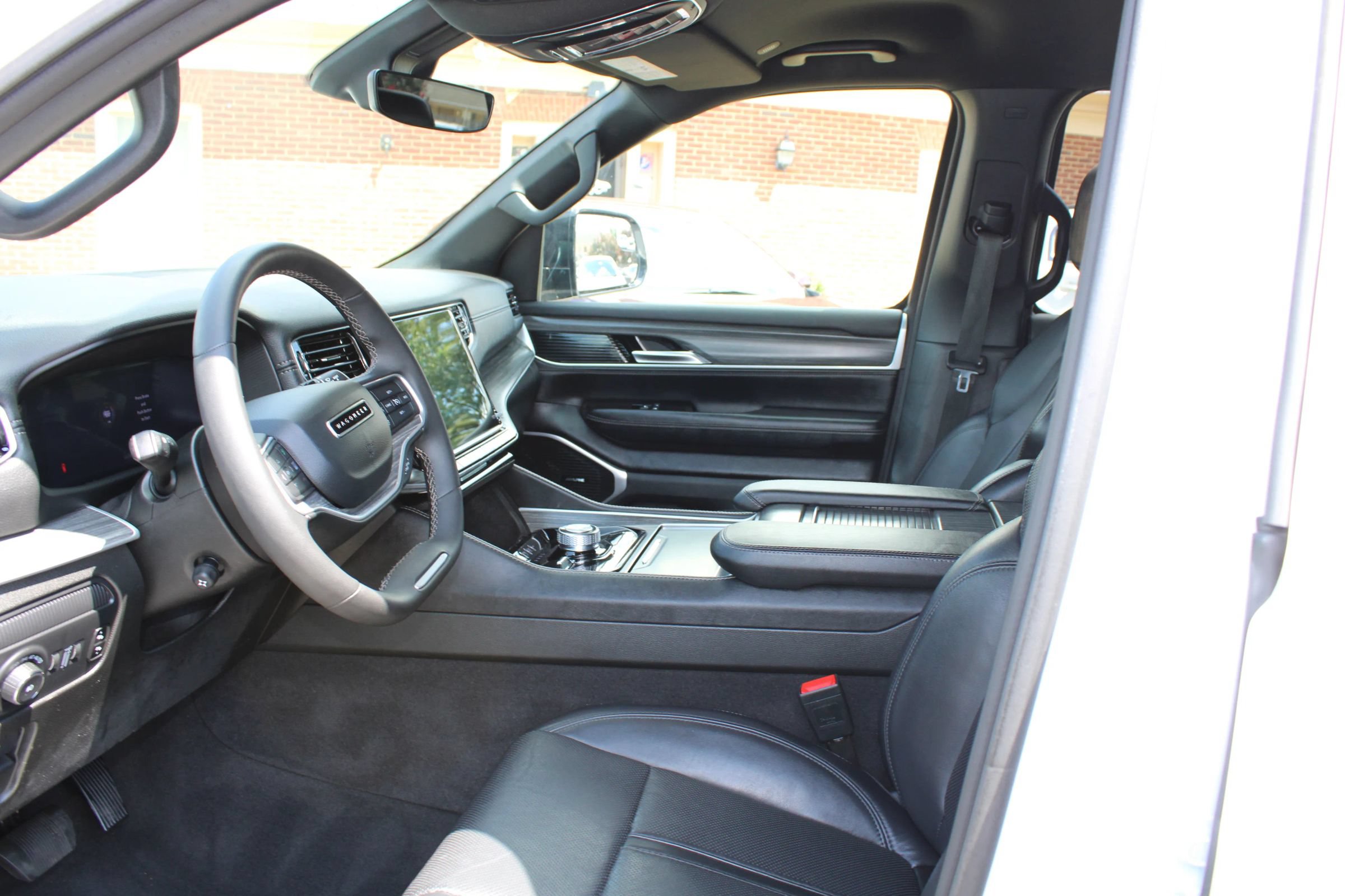 Used 2024 Jeep Wagoneer L Series II w/ Flexible Seating Group AWD/4WD image 10