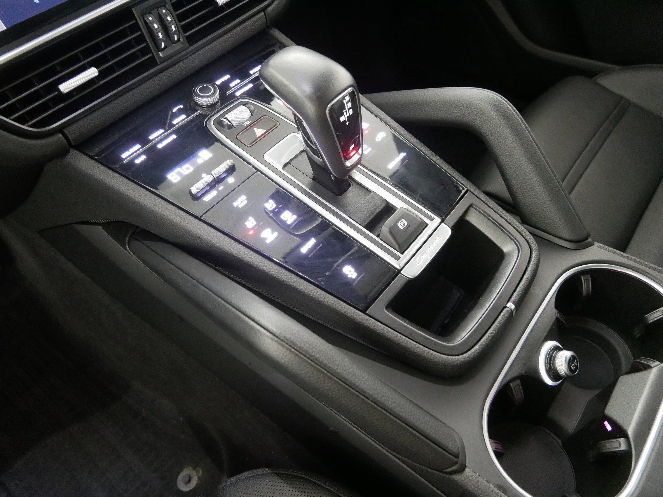 Used 2022 Porsche Cayenne Platinum Edition image 24