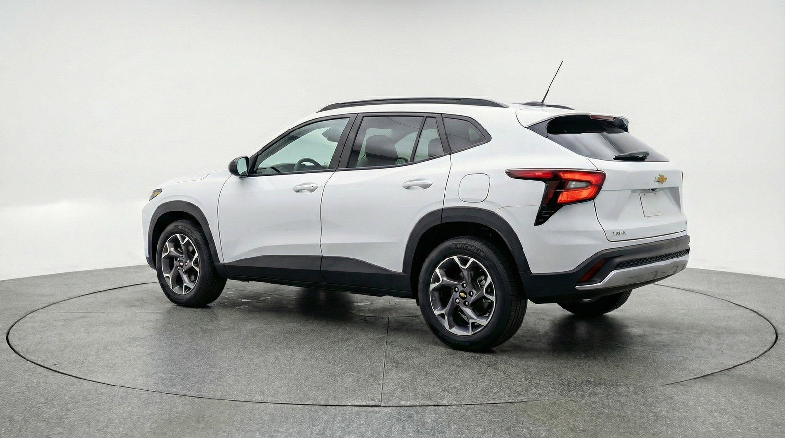 Used 2025 Chevrolet Trax LT FWD image 6