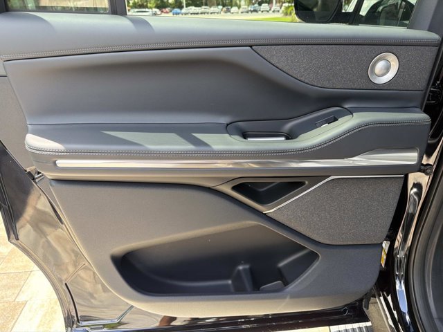 New 2026 Lincoln Navigator L Reserve w/ Jet Appearance Package AWD/4WD image 13