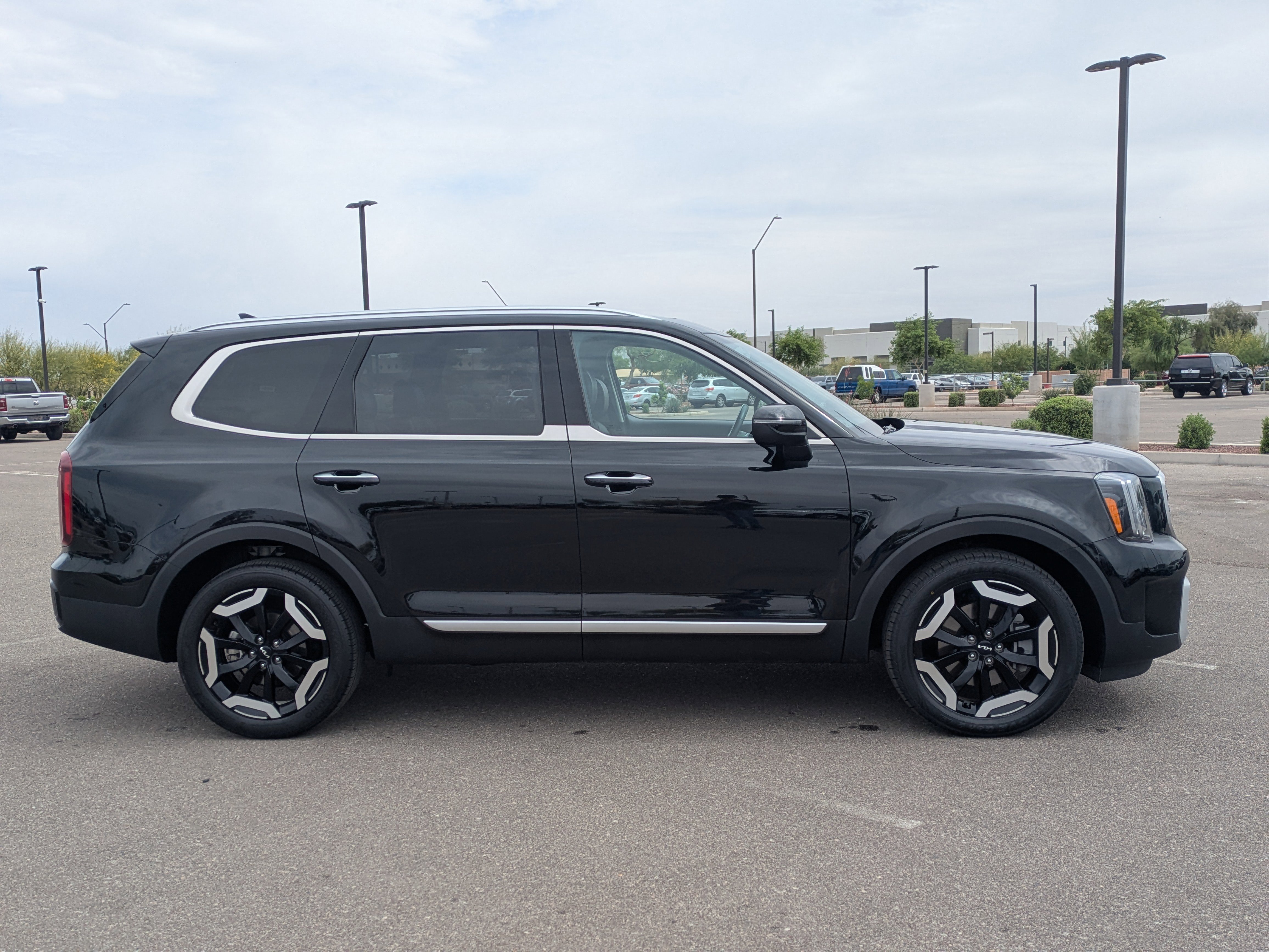 Used 2025 Kia Telluride S FWD image 6