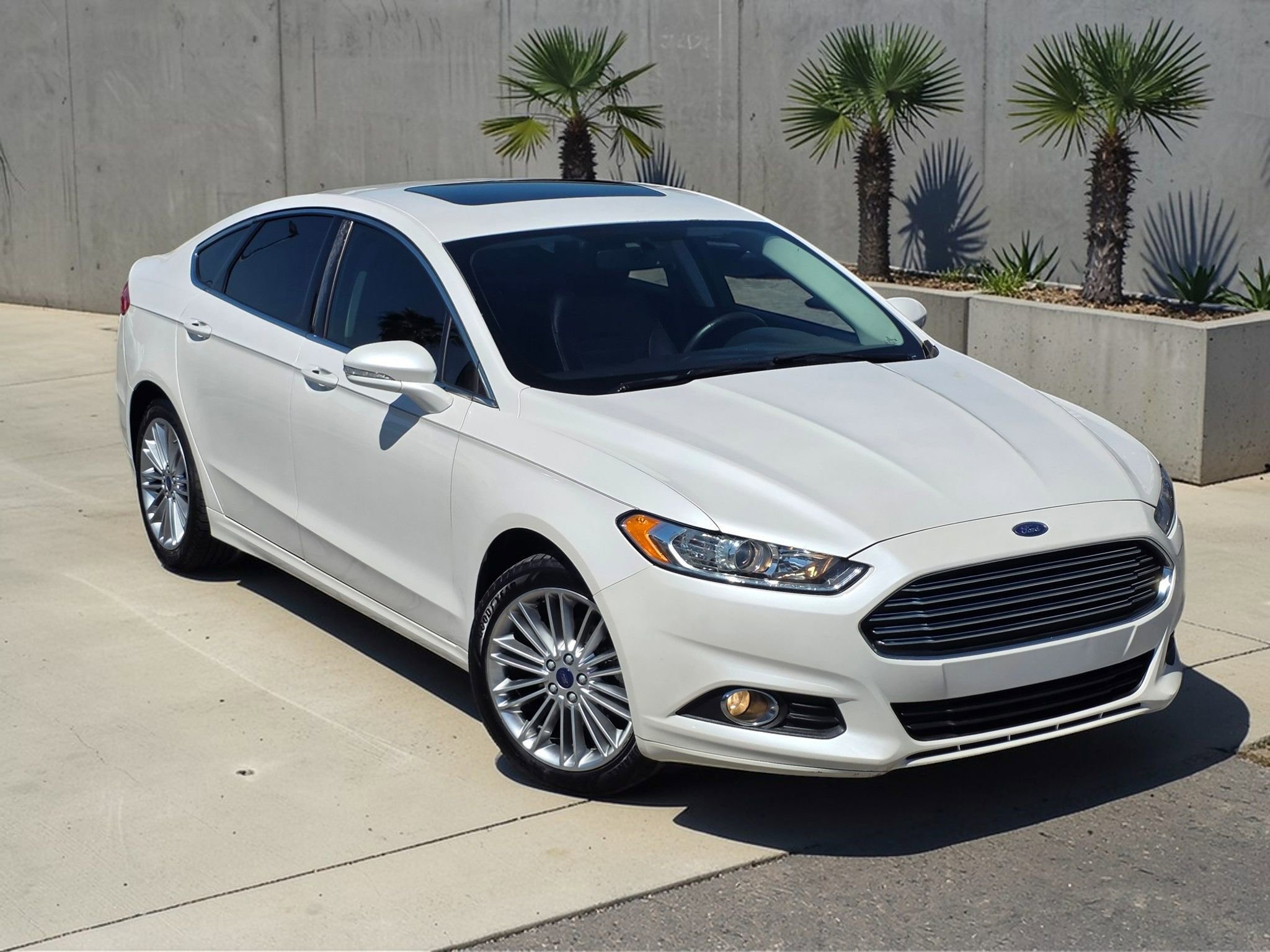 Used 2015 Ford Fusion SE w/ Equipment Group 202A FWD image 2