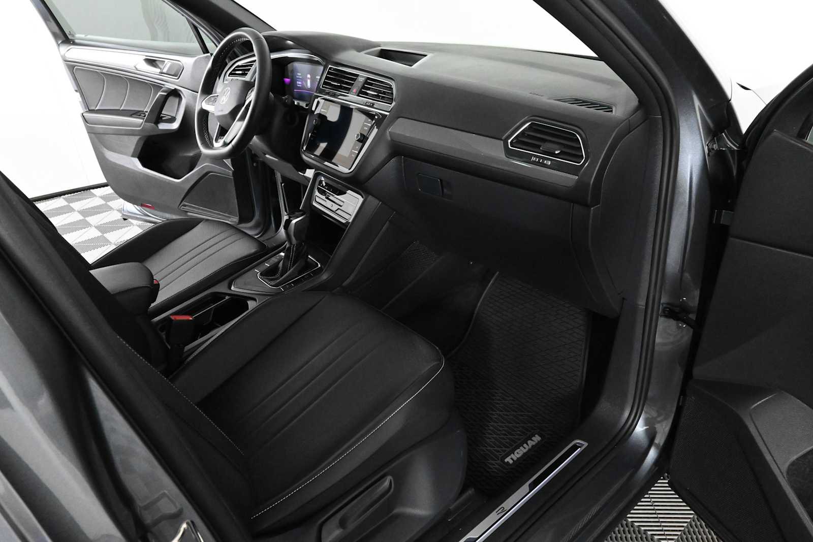 Certified 2023 Volkswagen Tiguan SE R-Line FWD image 7