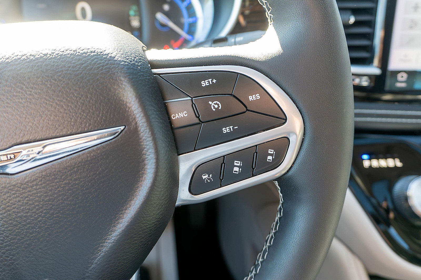 Used 2023 Chrysler Pacifica Limited FWD image 29