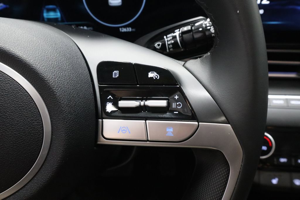 Certified 2025 Hyundai Elantra SEL image 31