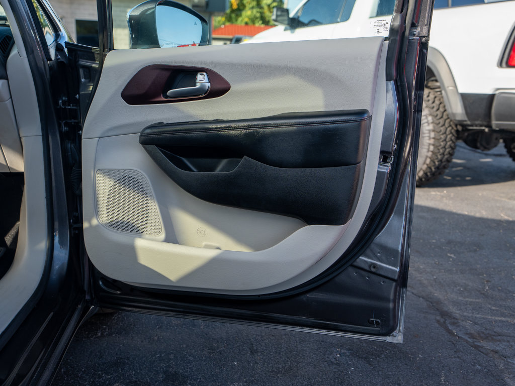 Used 2020 Chrysler Pacifica Limited FWD image 11