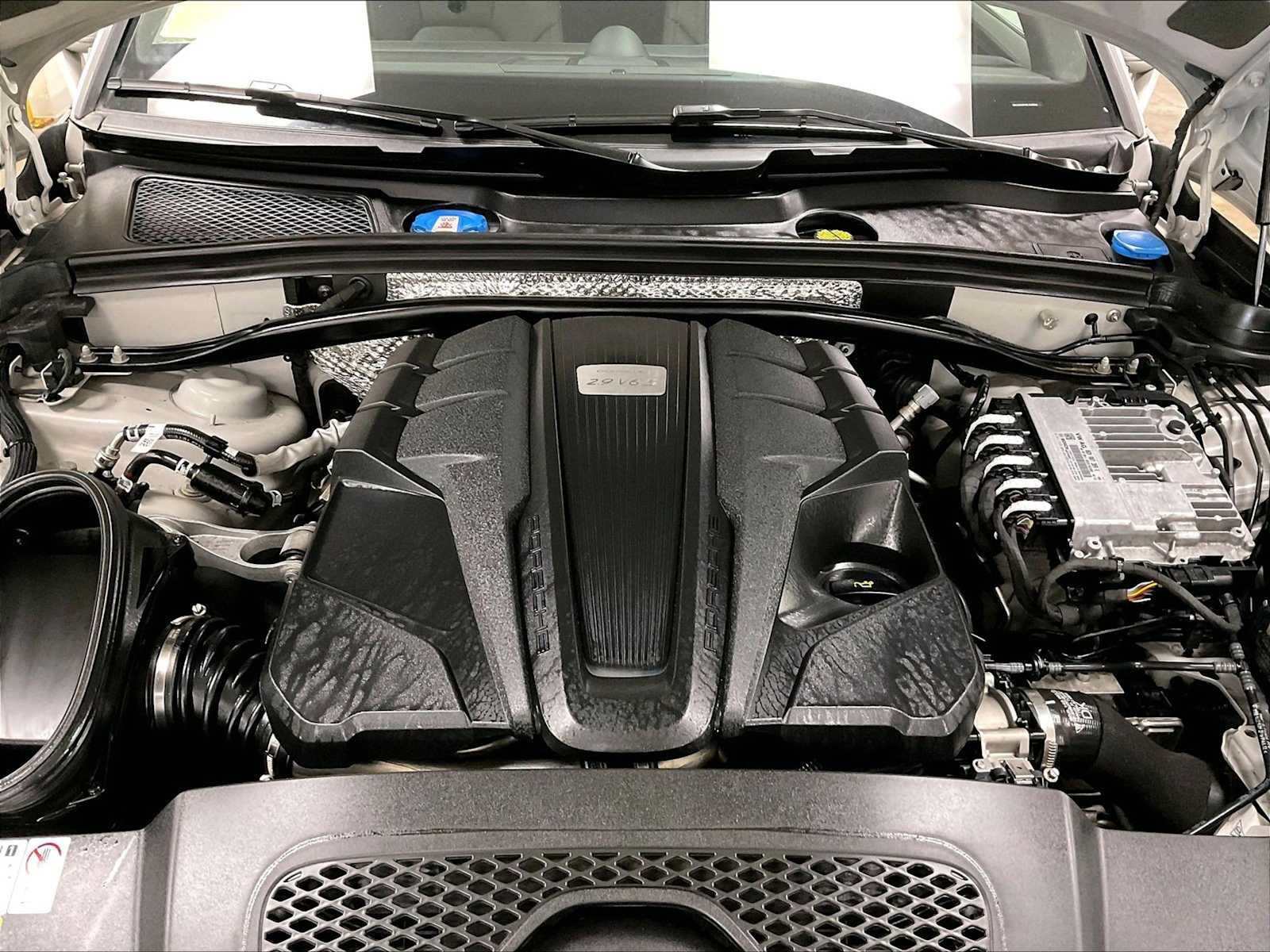 Certified 2023 Porsche Macan S AWD/4WD image 32