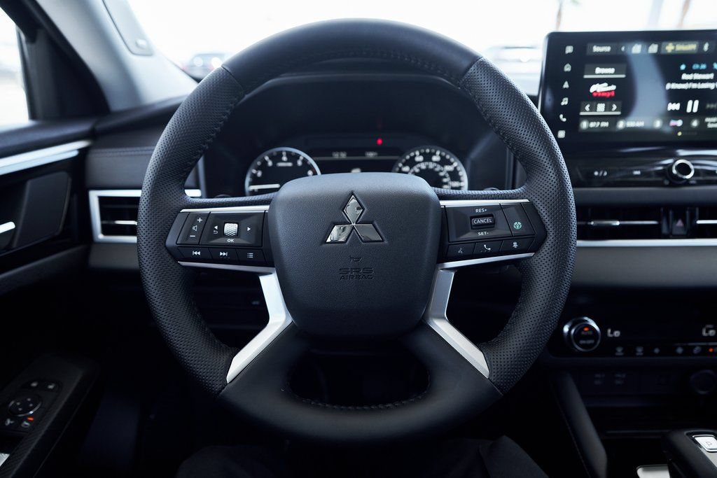 Used 2025 Mitsubishi Outlander SE FWD image 32