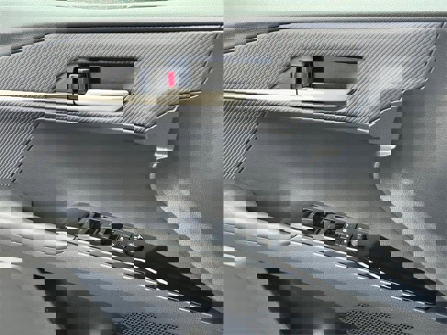 Used 2025 Toyota Camry SE w/ Convenience Package image 16