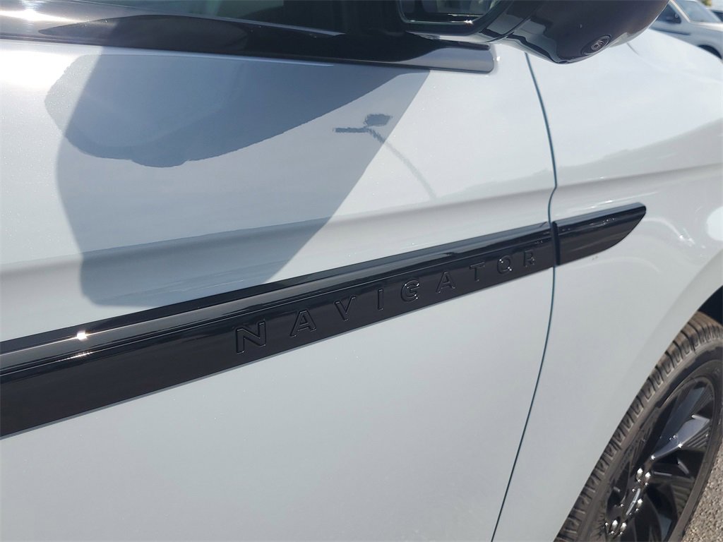 New 2025 Lincoln Navigator L Reserve w/ Jet Appearance Package image 6