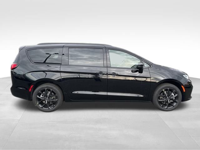 New 2026 Chrysler Pacifica Limited w/ S Appearance Package image 8