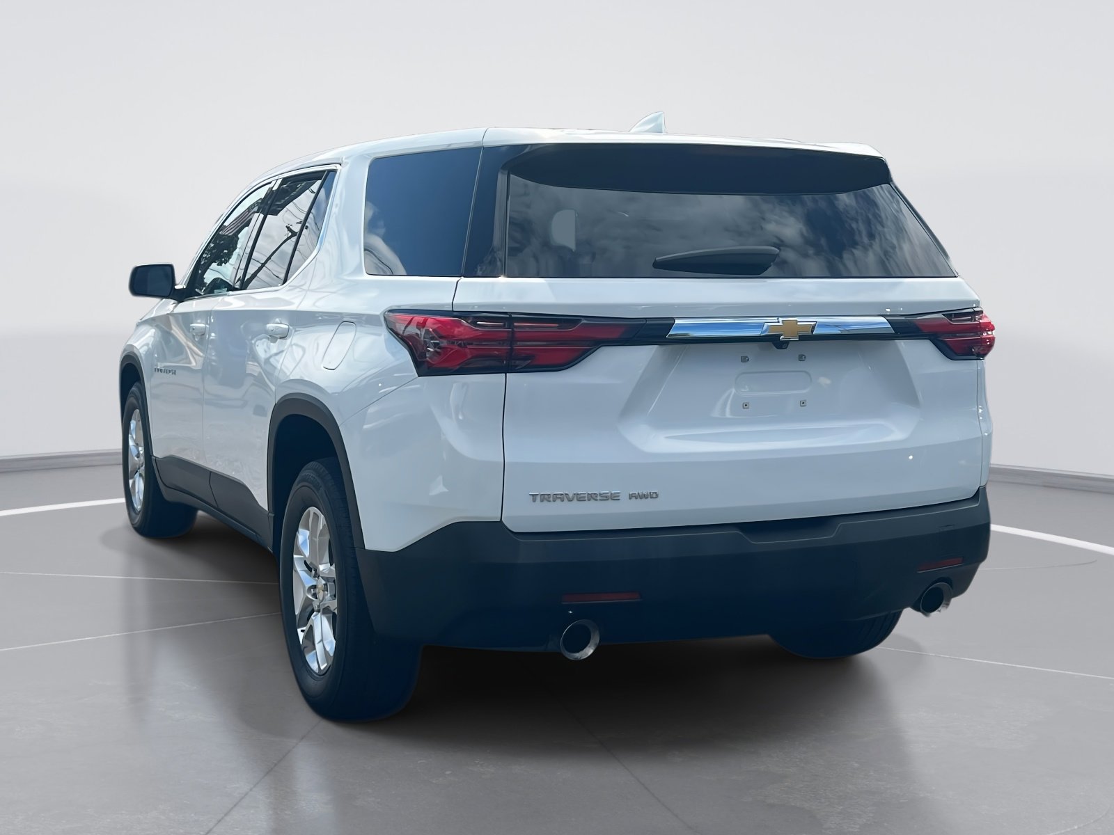 Used 2023 Chevrolet Traverse LS image 4