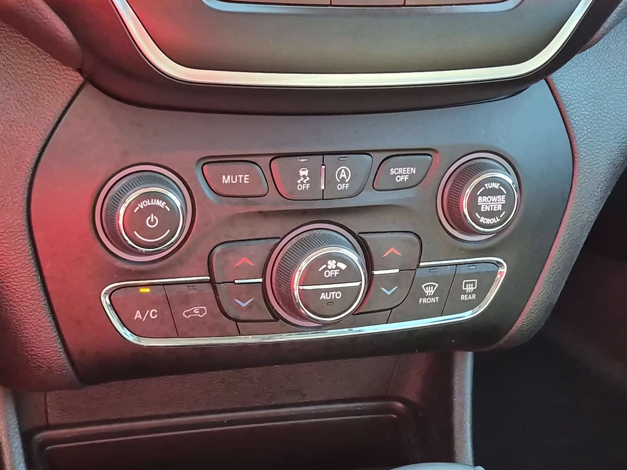Used 2019 Jeep Cherokee Latitude Plus w/ Comfort/Convenience Group FWD image 24