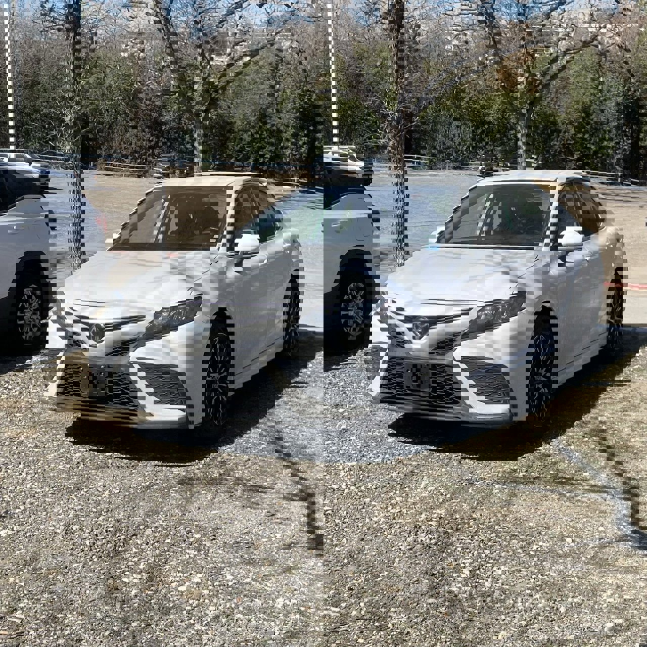 Used 2024 Toyota Camry SE image 1