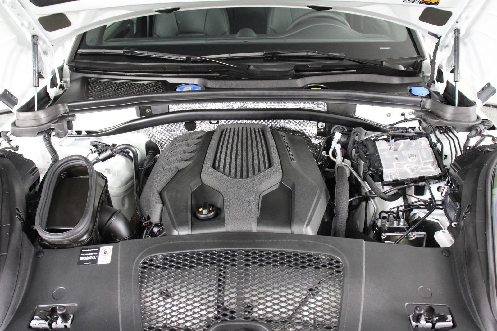 Certified 2026 Porsche Macan AWD/4WD image 26