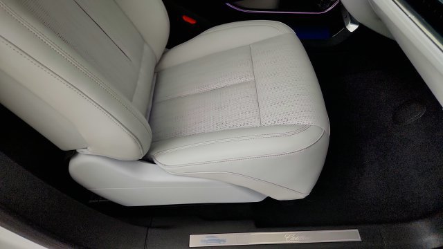 Used 2025 Cadillac Lyriq Luxury w/ LPO, Floor Liner Package RWD image 38