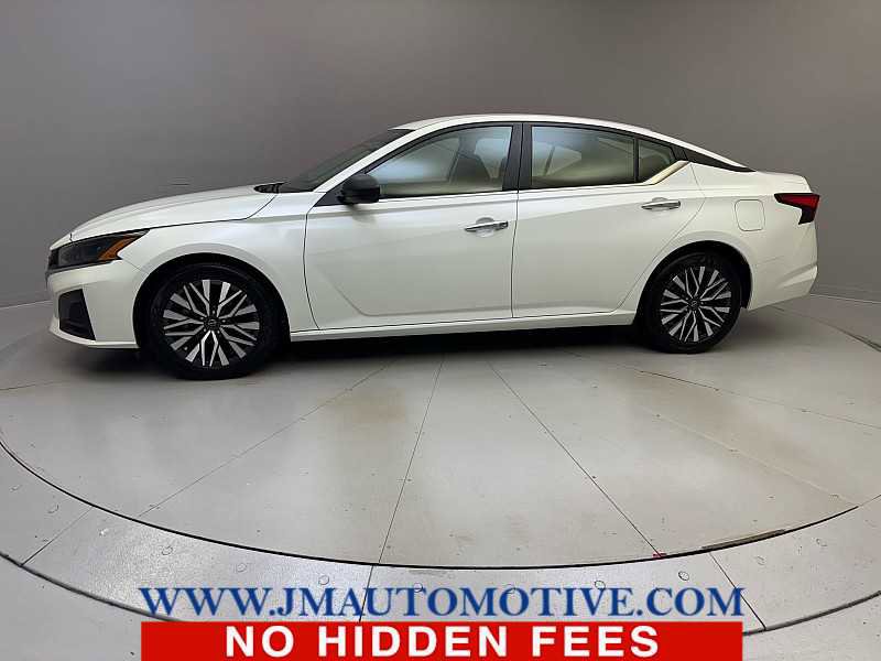 Used 2024 Nissan Altima 2.5 SV FWD image 2