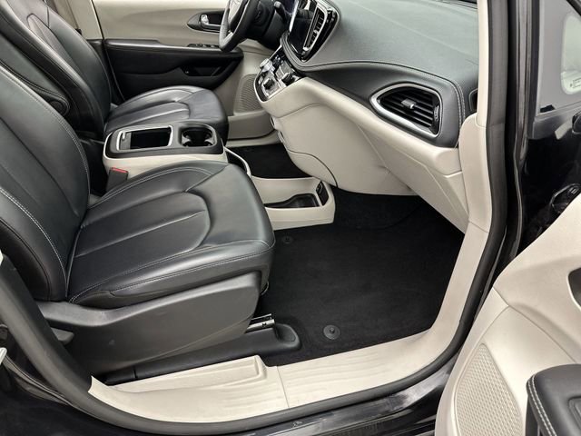 Used 2024 Chrysler Pacifica Limited FWD image 25