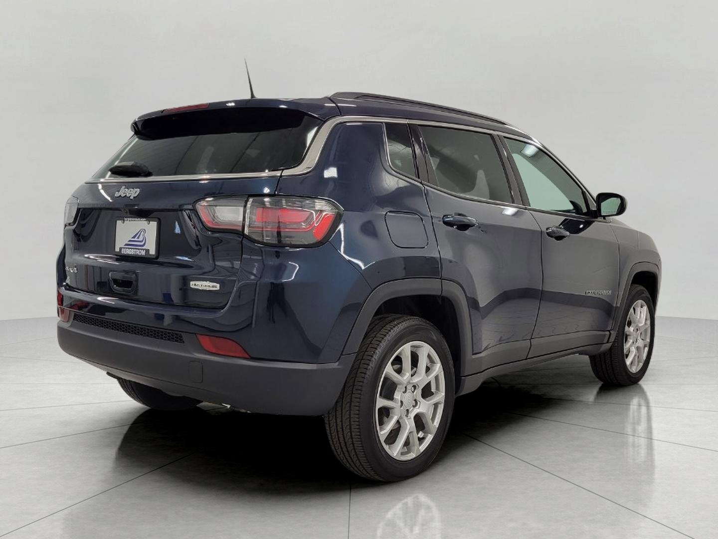 Used 2024 Jeep Compass Latitude w/ Sun and Sound Group AWD/4WD image 20