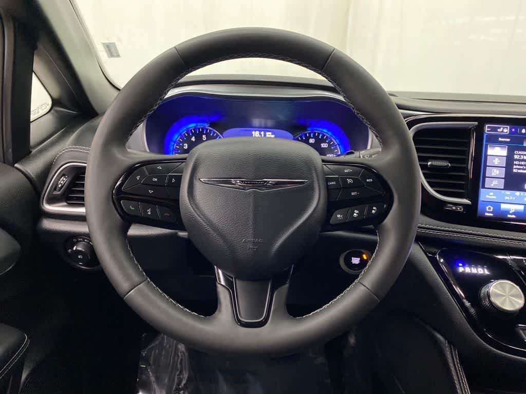 Used 2025 Chrysler Pacifica Limited FWD image 19