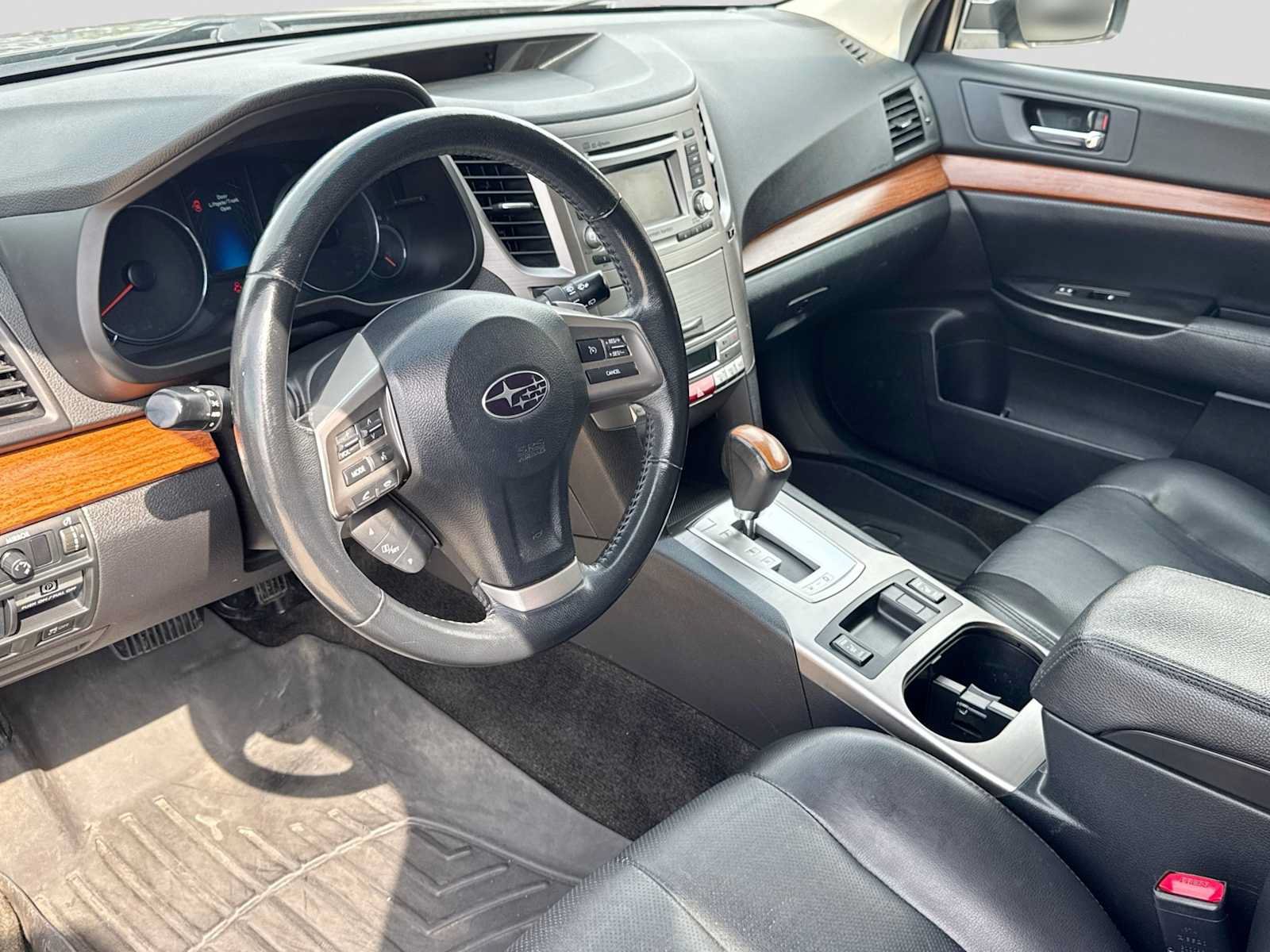 Used 2014 Subaru Outback 3.6R Limited w/ Moonroof Package AWD/4WD image 2