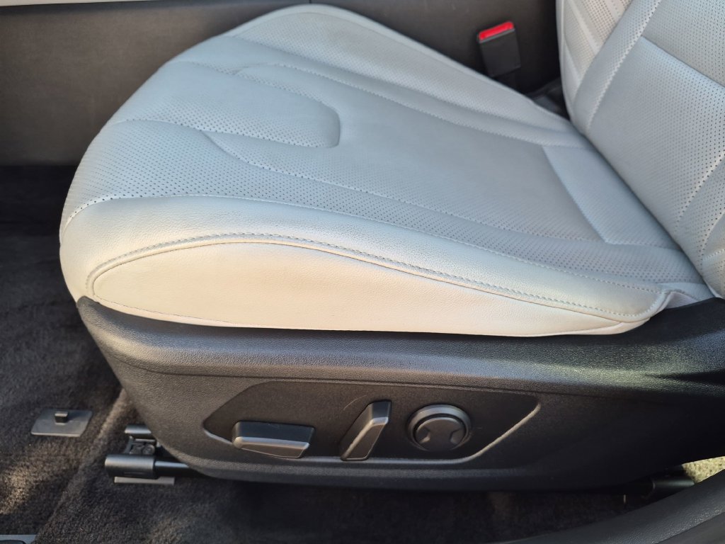Used 2025 Hyundai Elantra Limited FWD image 17