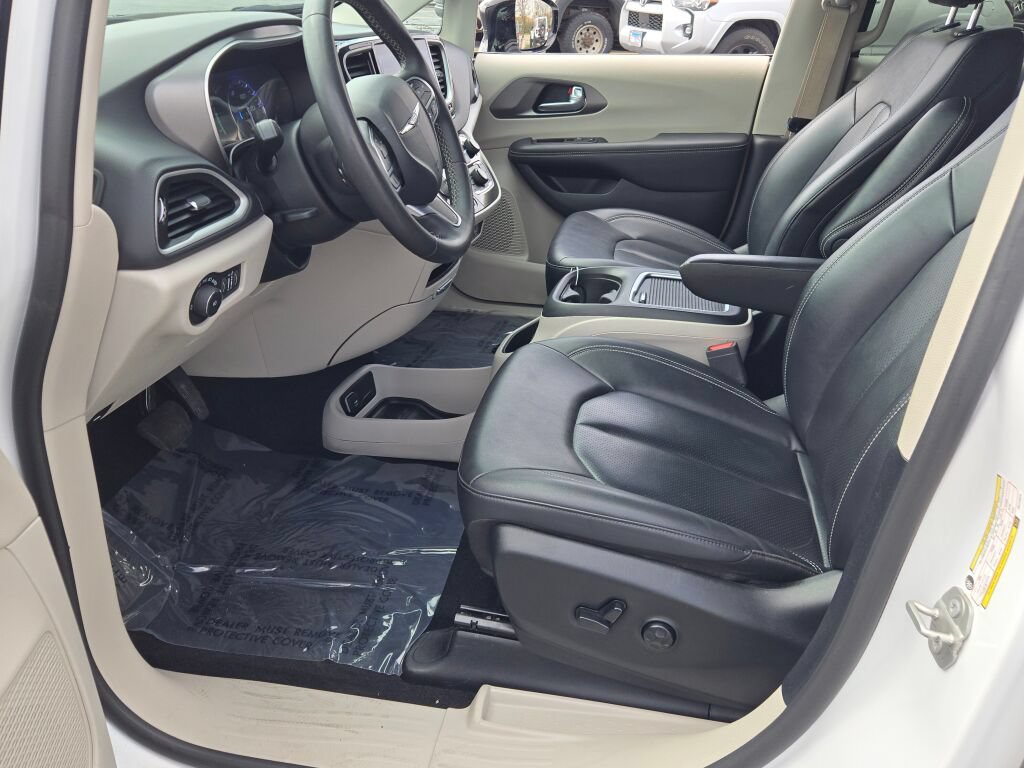 Used 2024 Chrysler Pacifica Touring-L FWD image 26