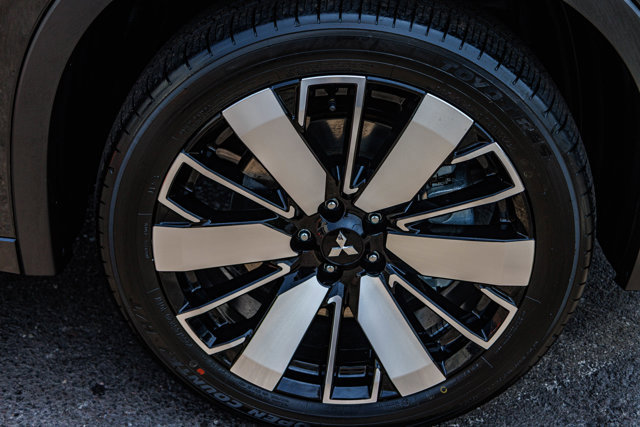 New 2025 Mitsubishi Outlander AWD image 12