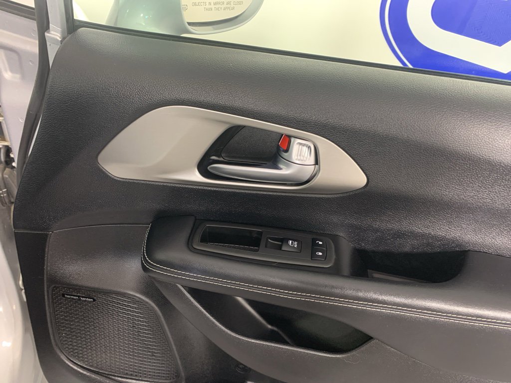 Used 2022 Chrysler Pacifica Limited w/ Uconnect Theater Family Group image 37