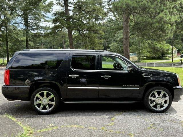 Used 2013 Cadillac Escalade ESV Luxury AWD/4WD image 24