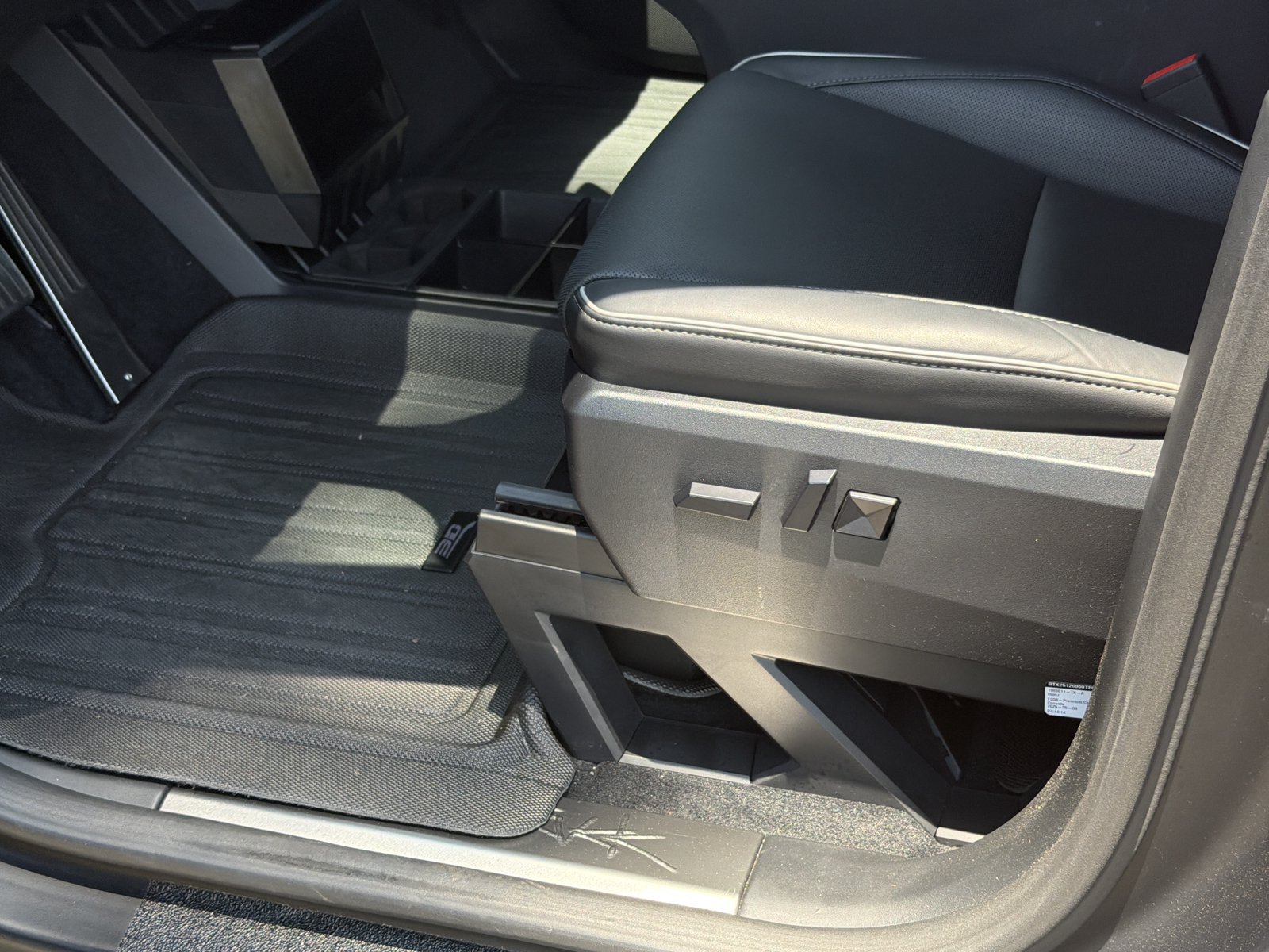 Used 2025 Tesla Cybertruck AWD Crew Cab image 14