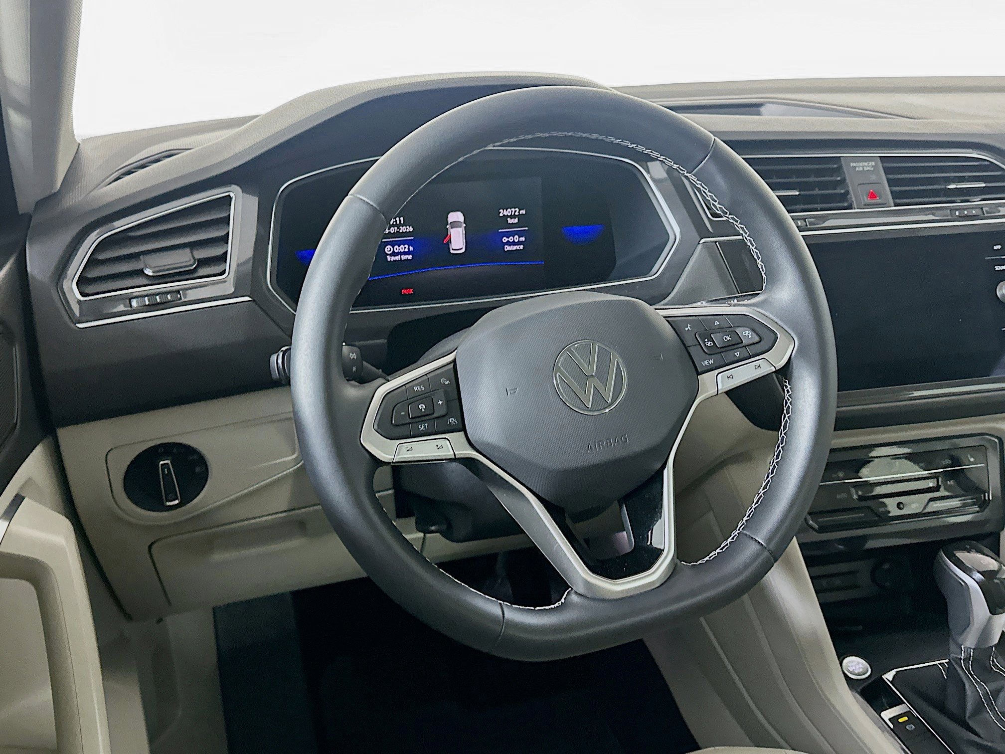 Used 2022 Volkswagen Tiguan SE w/ Panoramic Sunroof Package FWD image 18