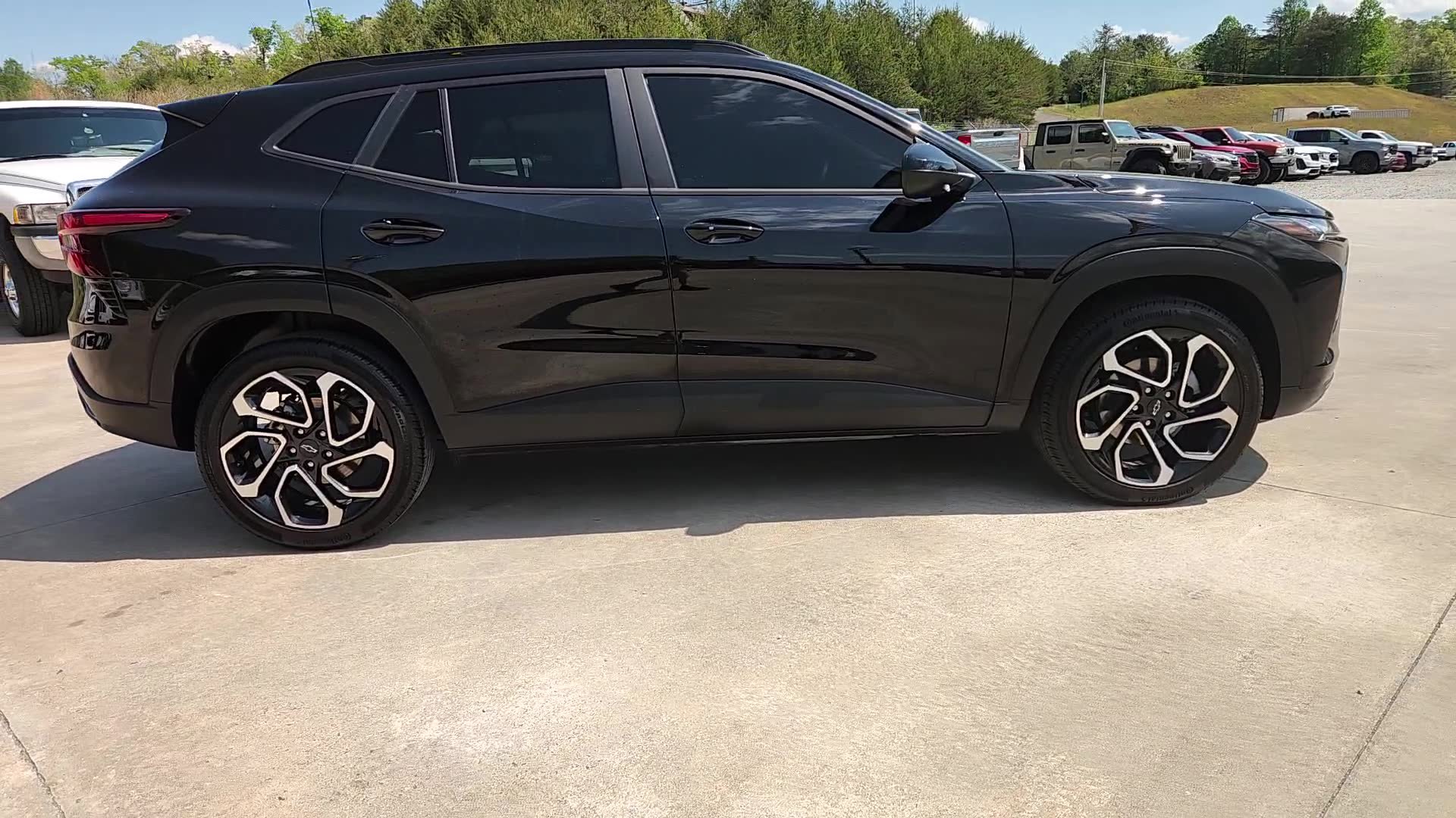 Used 2025 Chevrolet Trax RS w/ Sunroof Package FWD image 17
