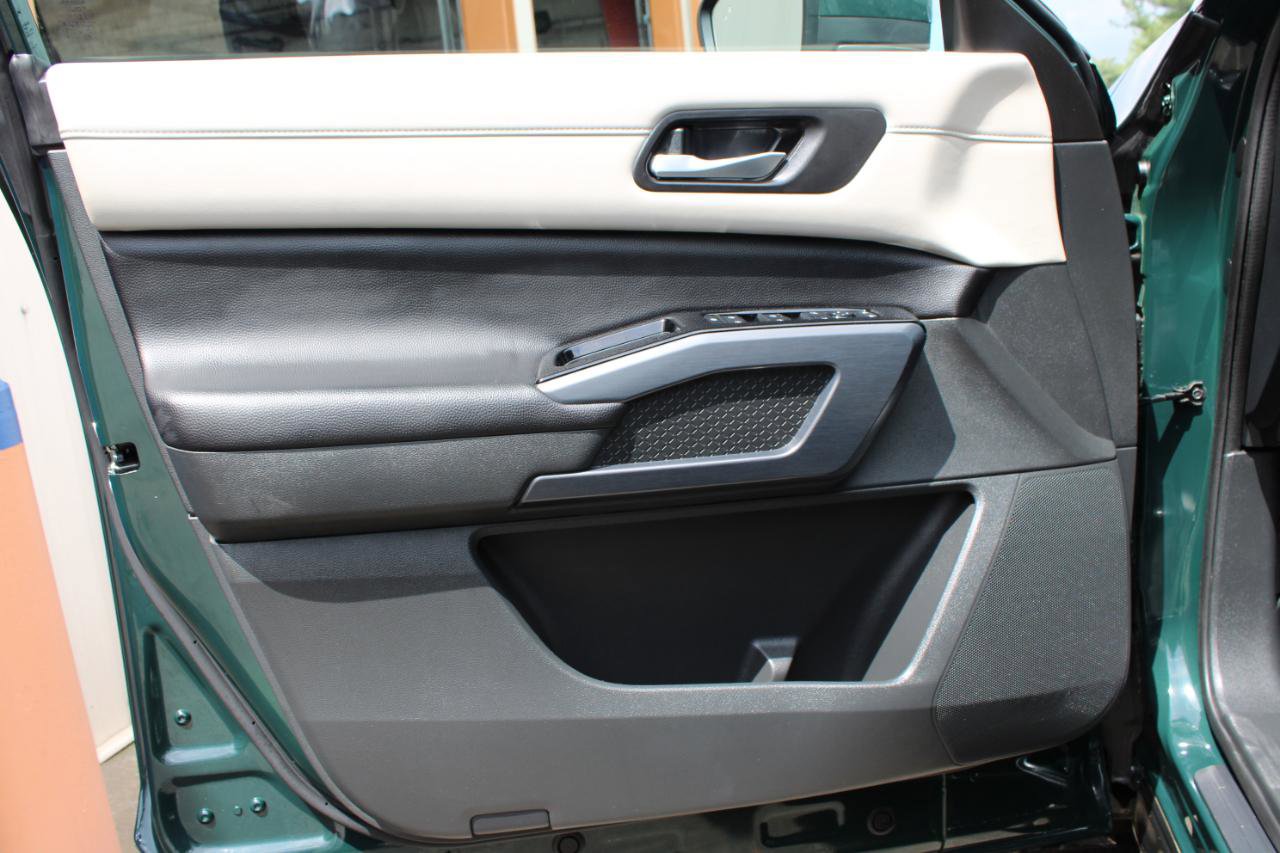 Used 2025 Nissan Pathfinder SL AWD/4WD image 16